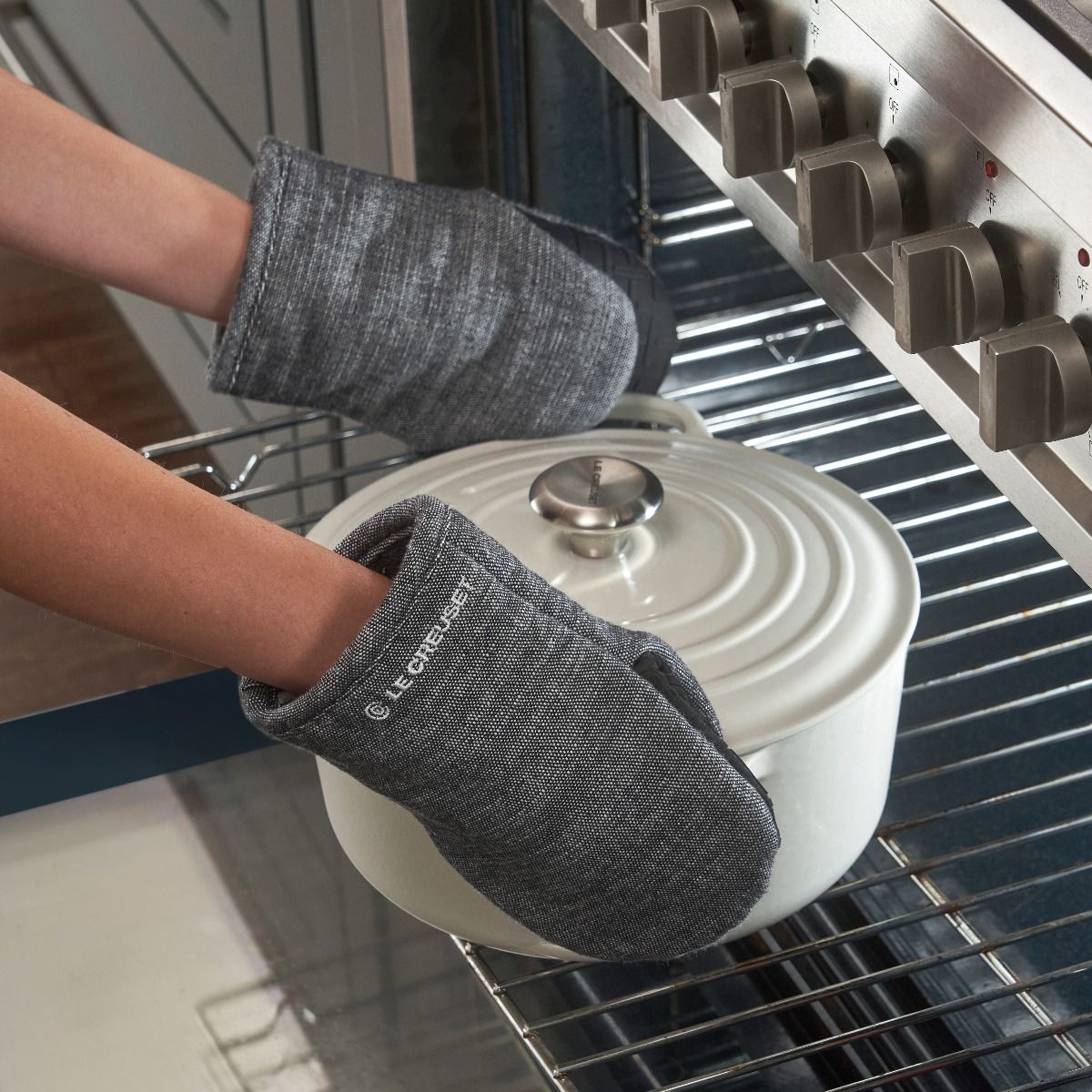  Le Creuset Kitchen Essentials Mini Oven Mitts (Set Of 2) | Charbon