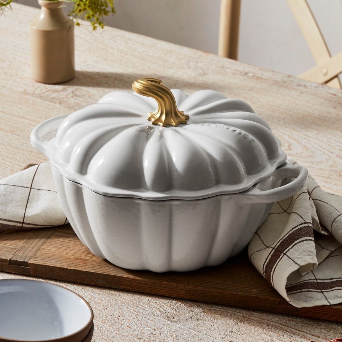  Le Creuset 4 Qt. Pumpkin Dutch Oven | White